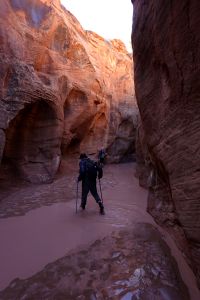 Buckskin Gulch se postupně zužuje a prohlubuje.